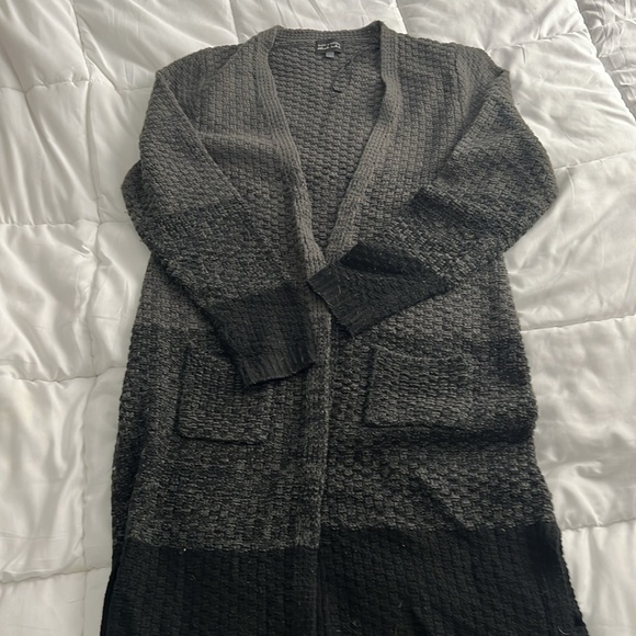 Like New! Women’s long ombré knit cardigan. Size Large - Picture 6 of 7